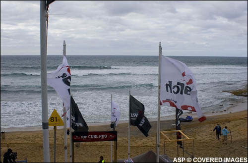 Onshore winds with a nice straight 4ft (1.25m) swell and we’re off and running with round one of the men’s. Pic Credit ASP Tostee
