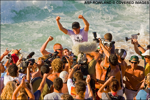 Makua Rothman wins The Vans Triple Crown of Surfing at Sunset Beach.  Surfing Photo Credit ASP Tostee