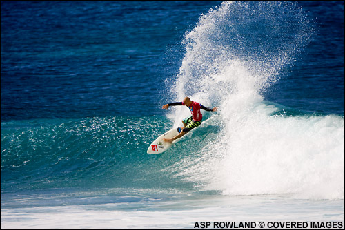 Eight time ASP World Champion Kelly Slater slipped through with a 4.33 in the last two minutes of the heat.  Surf Photo Credit ASP Tostee