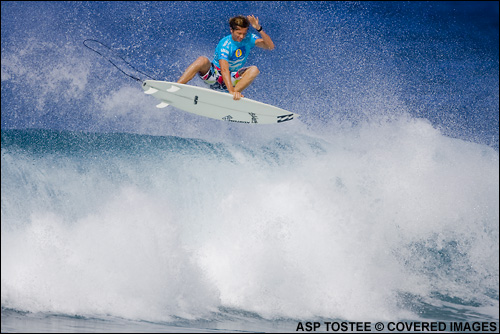 Australian Laurie Towner caused a major upset when he beat newly crowned ASP world champ Mick Fanning in his opening heat in the Billabong Pipeline Masters. Surf Photo Credit ASP Tostee