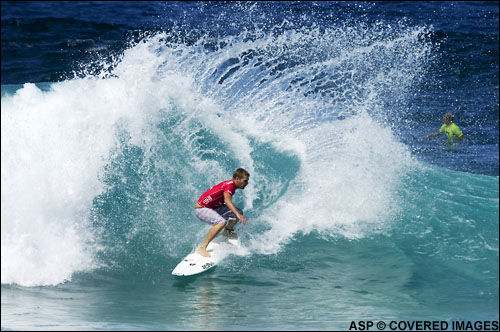 Pipeline isn’t all about monster barrels, well it mostly is but you also get points for power gouges. Ricky Whitlock is on his way to round three. Pic Credit ASP Tostee