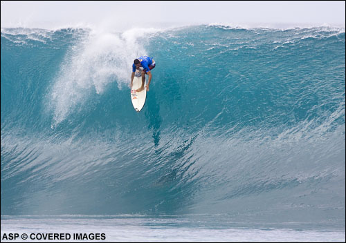 Hawaiian Dustin Barca negotiates a heavy drop on his way to a round 2 victory. Pic Credit ASP Tostee
