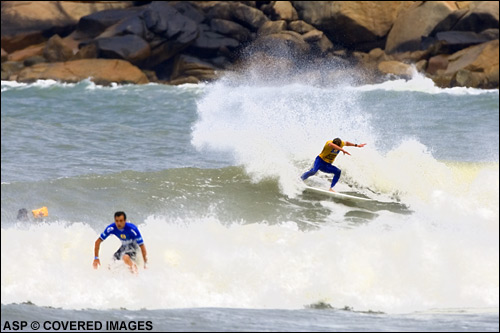 Greg Emslie (South Africa) caused an early upset in round one when he defeated current ASP World number 4 Joel Parkinson (Australia). Parkinson was left needing a near perfect score of 9.5 at heat finish and will now surf round two while Emslie enjoys a break from competition. Picture credit ASP Tostee