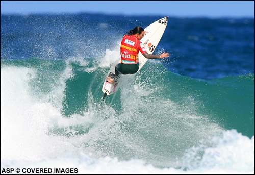 Chelsea Georgeson (Aus) is gaining momentum at the Havaianas Beachley Classic and is through to tomorrows semi finals where she’ll face six time world champion Layne Beachley picture credit ASP Tostee