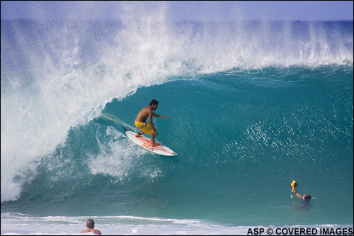 Brasilian Paulo Moura shading himself from the heat of the midday sun. Pic Credit ASP Tostee