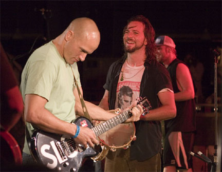 Kelly Slater and Eddie Vedder Concert Pic credit Gilbert