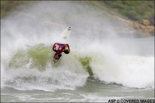 Chris Ward stopped Paulo Moura from adding his name to the list of Brasilians in round three when he removed him from competition in the last heat of round two. Picture credit ASP Tostee