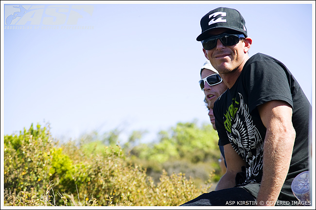 Andy Irons (HAW) checking out the conditions at Winkipop before his heat. Rip Curl Pro Bells Beach Photo ASP Tostee